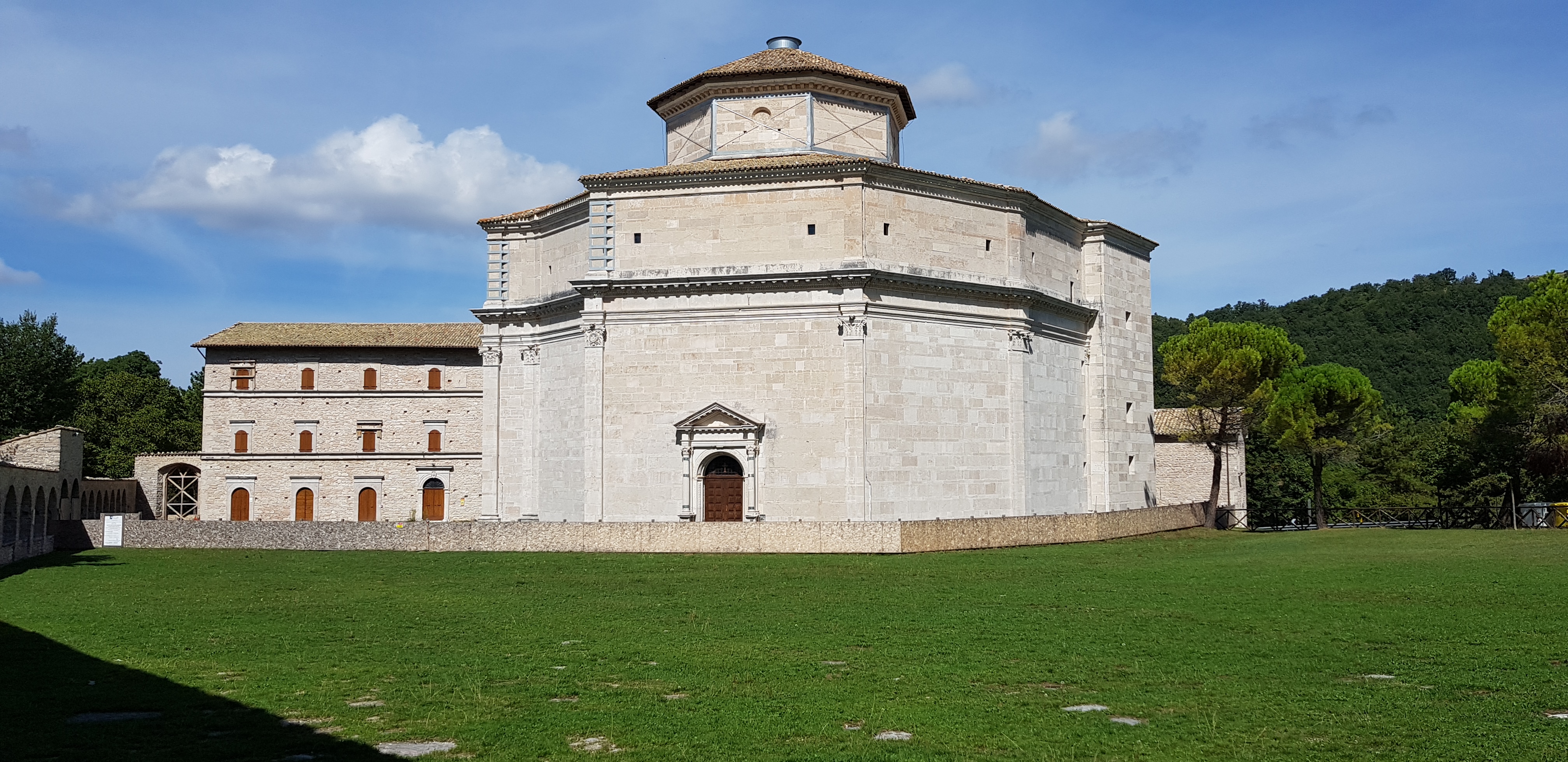 santuario di macereto vista frontale